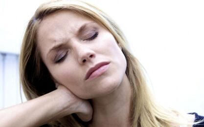 Douleur au cou avec ostéochondrose cervicale