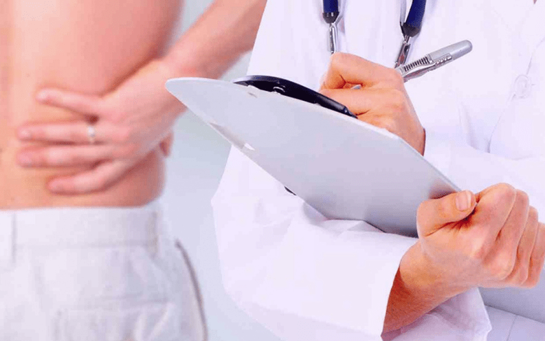 Le médecin prescrit un traitement pour les douleurs lombaires